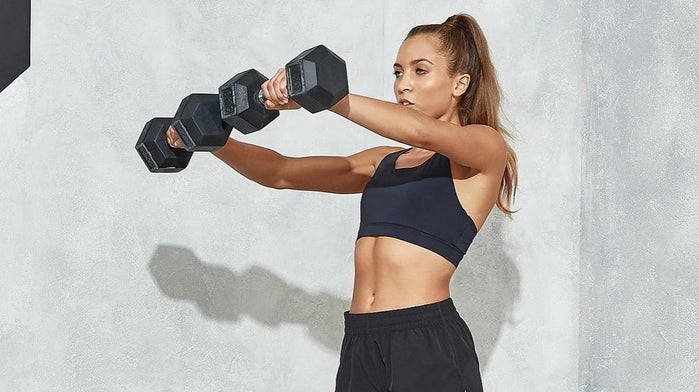 woman lifting dumbbells